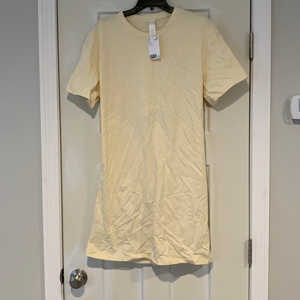 H&M open back t shirt dress. Size medium new with tags!